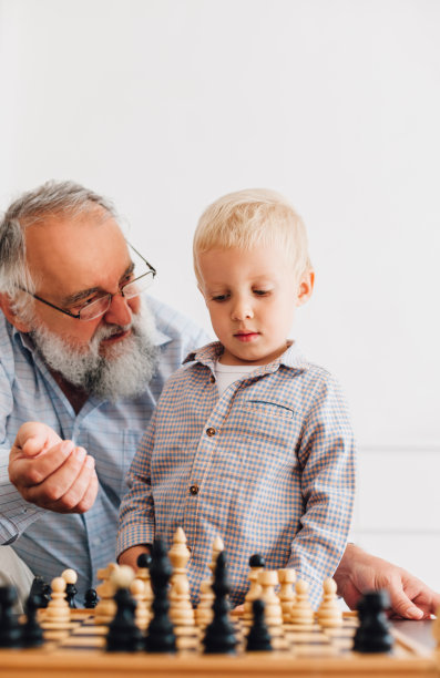 小男孩和爷爷下棋图片下载