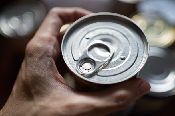 手里拿着罐头食品图片下载
