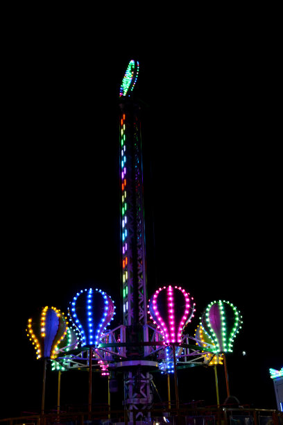 游乐场的旋转木马，夜间拍摄图片下载