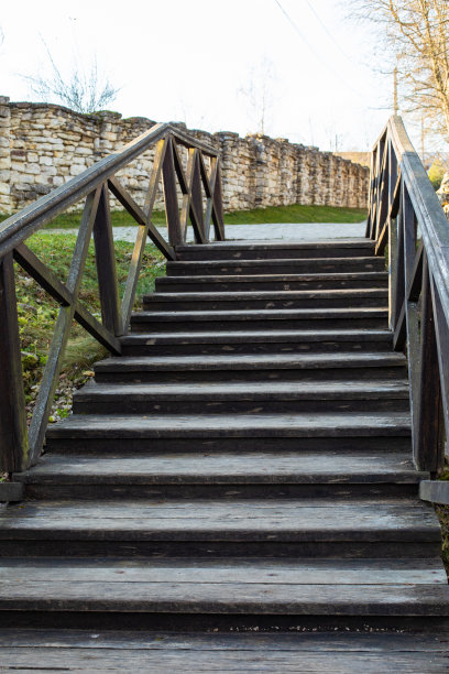 旧木楼梯向上，垂直照片，乡村楼梯与栏杆图片下载