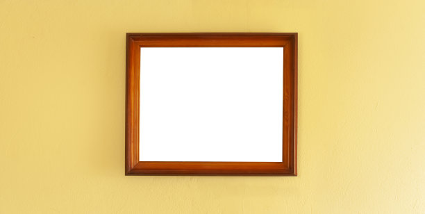 木制模型框架放置在黄色的墙上。画廊室内设计理念。图片下载