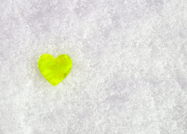 情人节概念:在雪地里照亮心灵图片下载