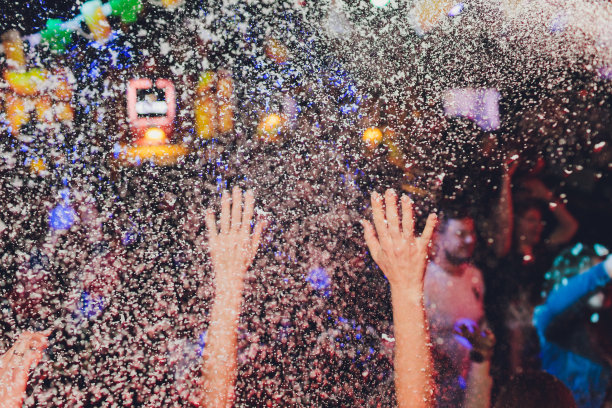 令人敬畏的圣诞背景，圣诞背景与人工雪在棕榈树上，为新年和圣诞节更高的事件装饰，一个舒适的家庭气氛的背景。图片下载