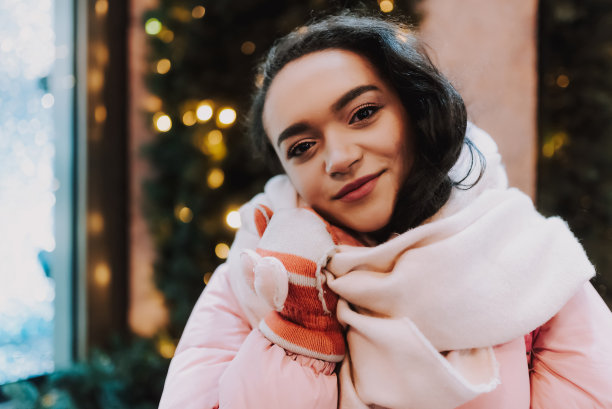 年轻女子在庆祝寒假图片下载