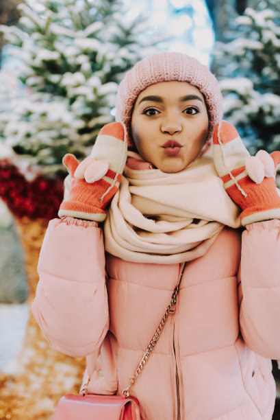 年轻女子在庆祝寒假图片下载