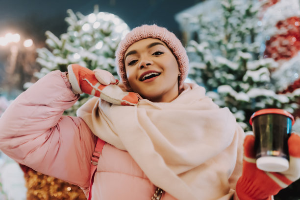 年轻女子在庆祝寒假图片下载