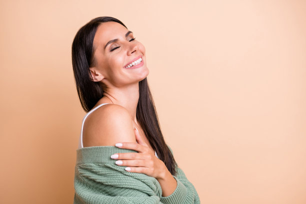 快乐的快乐可爱的女人的侧面照片闭上眼睛触摸肩膀的梦想想象休息孤立的米色背景图片下载