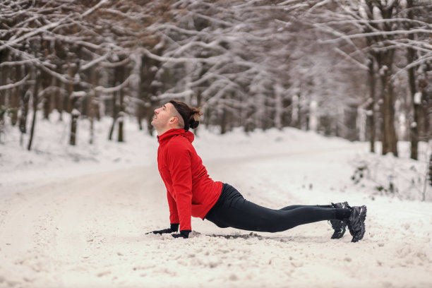 一名健身运动员在雪天的森林里做瑜伽。健康的生活方式，冬季健身图片下载