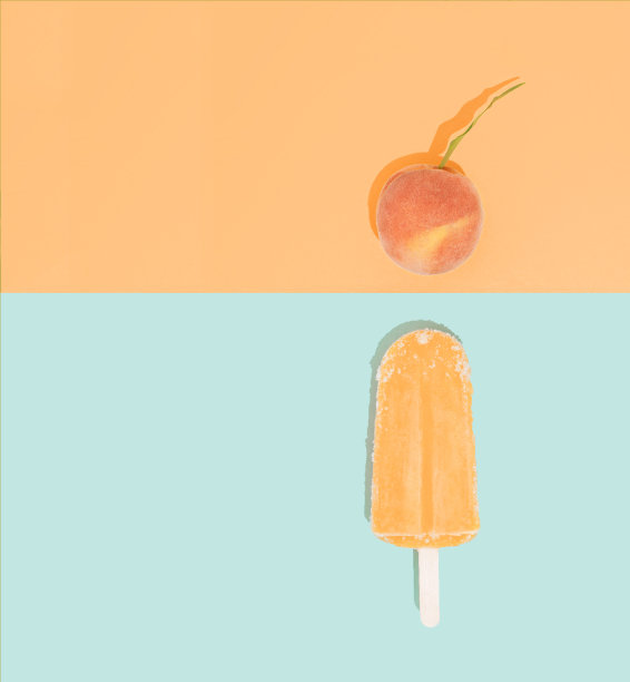 夏季热带布局，新鲜水果冰沙冰淇淋在柔和的橙色和薄荷绿色背景。平的最小。图片下载