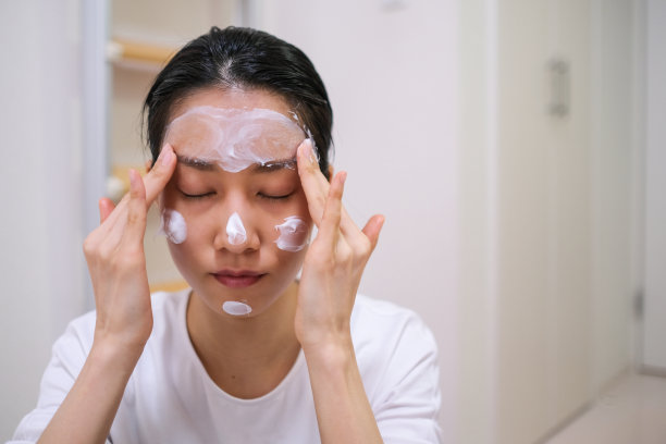 涂抹面霜的女性图片下载