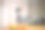 年轻女子戴着面膜，在厨房做饭图片下载