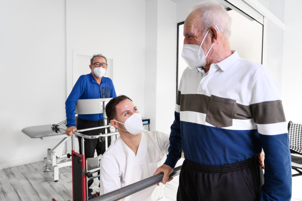 一群理疗师在康复中心工作，帮助病人。高质量的照片图片下载