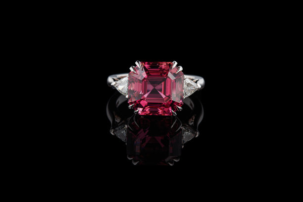 美丽的金戒指与碧玺和钻石宝石在黑色的背景图片下载
