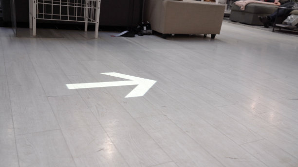 交易大厅里人们的活动。人群的脚步走进地板图片下载