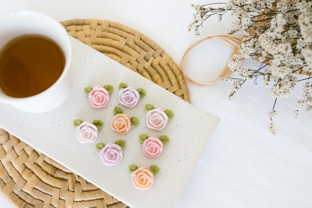 玫瑰形状的诱惑与热茶，泰国甜点图片下载