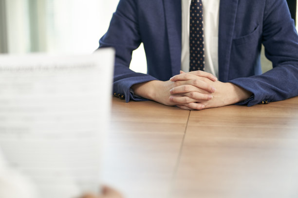 年轻的亚洲求职者正在接受人力资源经理的面试图片下载