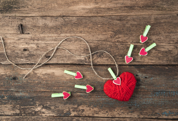木制背景上的红心和装饰衣夹图片下载