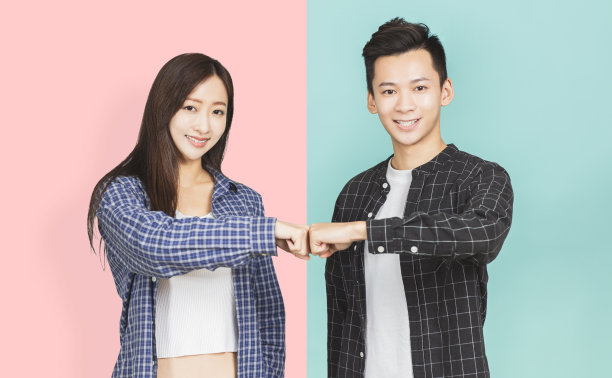 情侣们互相握拳欢呼图片下载