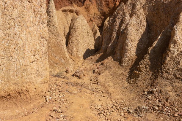 在干燥的气候条件下，由侵蚀和风化过程形成的砂岩柱图片下载