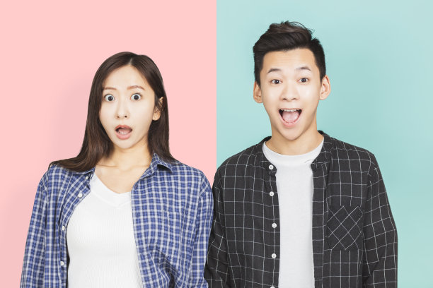 情侣情侣脸上的震惊和惊讶图片下载