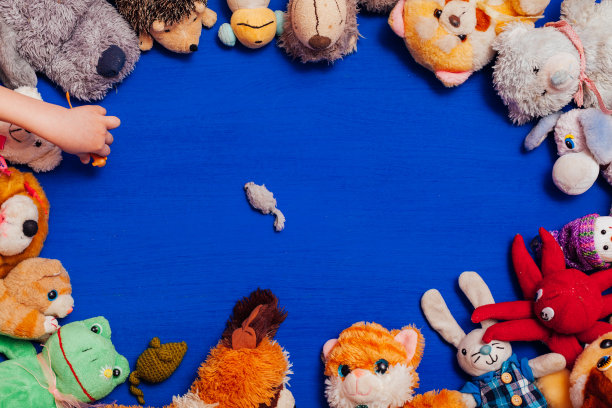 许多儿童的软玩具，以开发游戏为背景图片下载