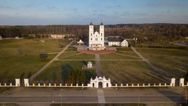 从上面的阿格洛那罗马天主教大教堂升天圣母玛利亚。拉脱维亚的地标。美丽的森林。图片下载
