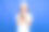 一名身穿白色t恤的红发少女用智能手机在社交网络上交流，背景是蓝色的工作室图片下载