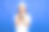 一个迷人的红发少女穿着白色t恤，手拿智能手机，在一个蓝色的工作室背景上通过即时通讯交流图片下载