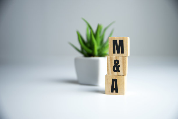 概念词“M A”在一个漂亮的木桌上的立方体上。图片下载