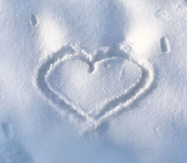 心形的爱情象征画在雪上图片下载