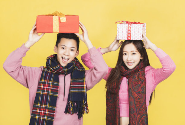 快乐的亚洲夫妇展示礼物，庆祝中国新年图片下载