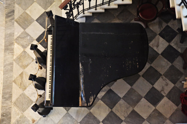 一架非常古老的复古钢琴图片下载