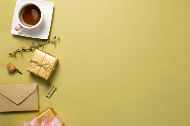 礼盒，茶杯，卡其绿背景上的干花。平铺，俯视图，拷贝空间图片下载