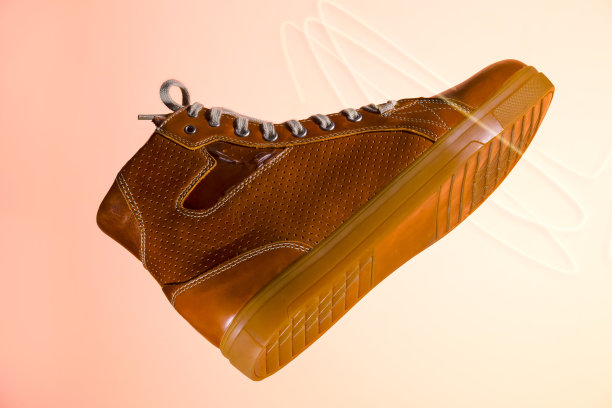 摩托车手的特写棕黄色皮革保护靴。在棕色的背景下。水平图像组成图片下载