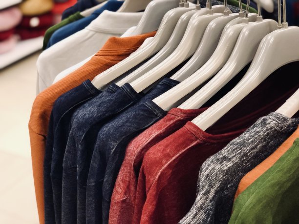 衬衫挂在衣架上，男人穿着图片下载