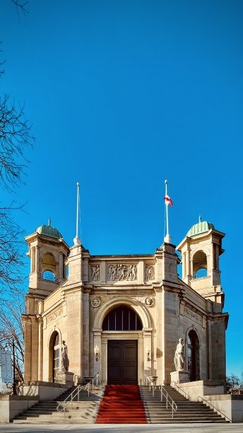 古老的建筑，红地毯和蓝天图片下载