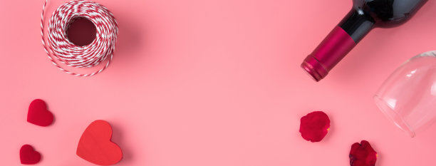 情人节的约会礼物与葡萄酒和玫瑰概念在粉红色的背景图片下载