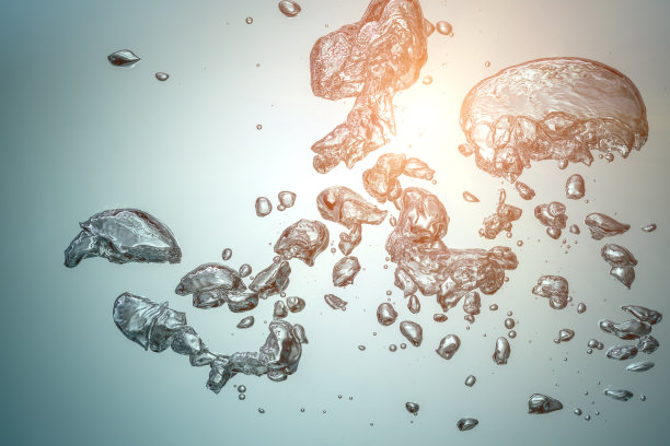 太阳从蓝色的海水中冒着巨大的泡泡。特写镜头。图片下载