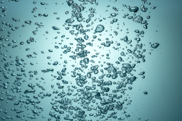 太阳从带着泡泡的蓝色海水中钻了出来。图片下载