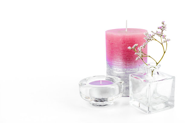 芳香蜡烛和鲜花。图片下载