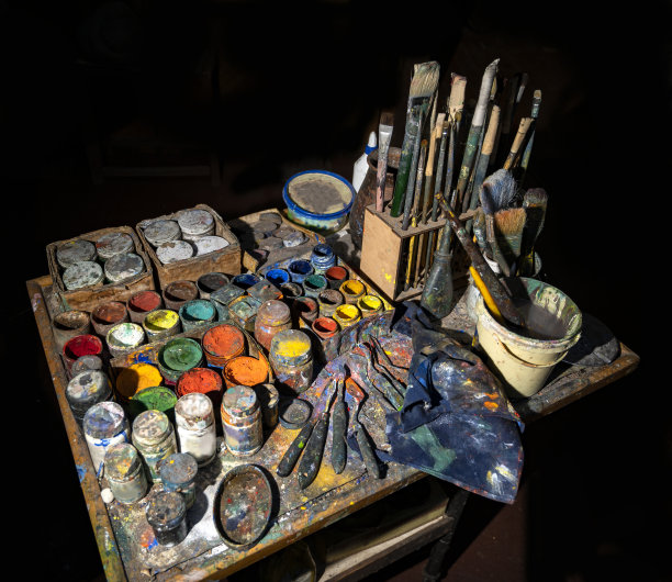 桌上放着丙烯酸颜料罐图片下载