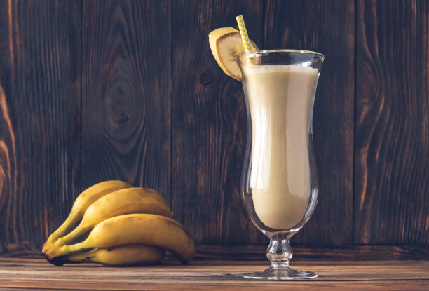 一杯脏香蕉鸡尾酒图片下载