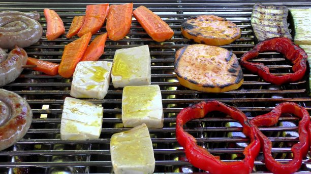 烧烤时食物的特写图片下载