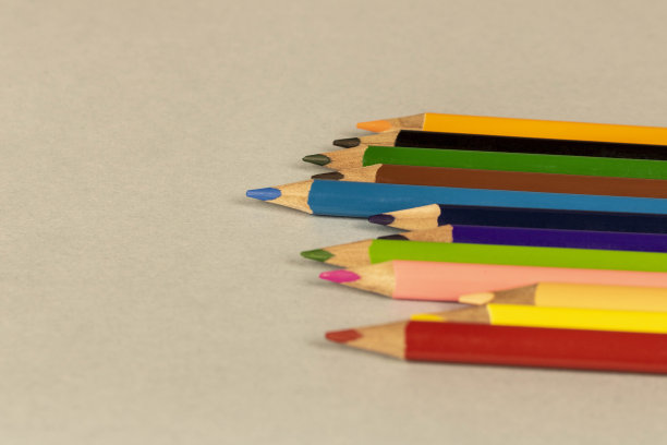 浅色背景上的彩色铅笔。关闭了。有选择性的重点。图片下载