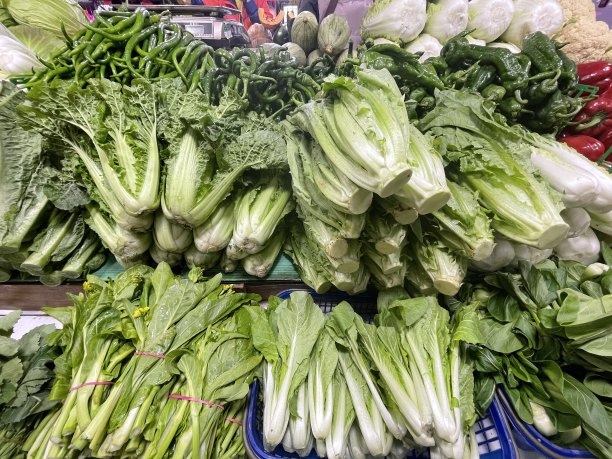 农贸市场的新鲜有机蔬菜图片下载