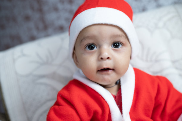 婴儿的肖像在圣诞老人的服装图片下载