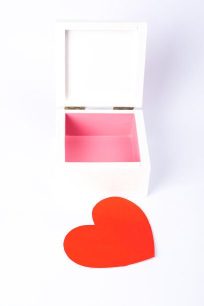 心在一个礼品盒孤立在白色的背景。文本。摄影设计。概念为情人节、母亲节、生日。图片下载
