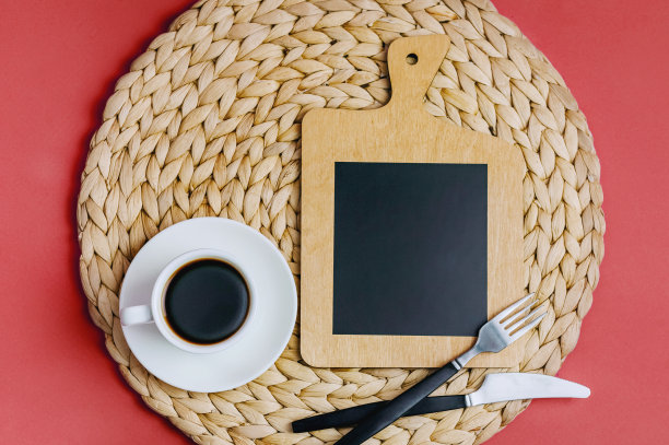 在粉红色背景上可以插入的木板。厨房用具图片下载