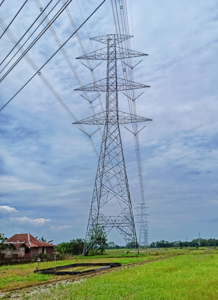 2020年12月31日，印度尼西亚，Sukoharjo:电力塔耸立在田野里。图片下载