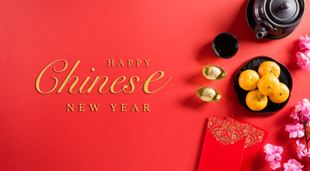 在红色背景上俯瞰春节或农历新年节日装饰。(文章中“福”字寓意财富、好运)图片下载